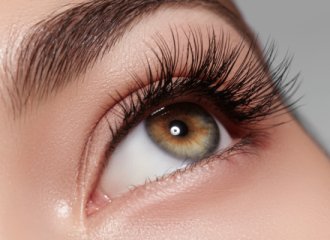 10 Questions to Ask Your Eyelash Extension Artist Before Your Appointment